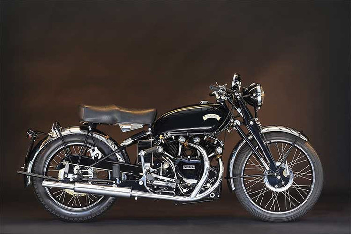 Tuy nhiên, trên thực tế chiếc xe máy Harley-Davidson FLH “Captain America” 1976 đã được tùy chỉnh còn có giá bán không hề kém cạnh. Đây là chiếc xe mà diễn viên Peter Fonda đã lái trong bộ phim Easy Rider, nó được bán vào tháng 10/2014 với giá 836.337 Euro (tương đương ơn 27 tỷ đồng).