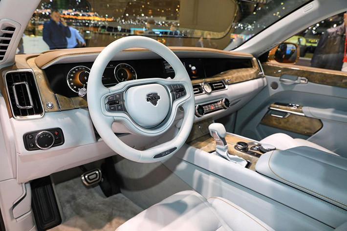 Bên trong hai mẫu xe sang Aurus Senat limousine và Senat sedan này là không gian nội thất sang trọng và thanh lịch bên trong. Xe được trang bị những vật liệu chất lượng cao như "loại da tốt nhất do người Nga sản xuất", các chi tiết ốp gỗ đắt giá, phím bấm/núm xoay bằng kim loại và màn hình bằng kính của hệ thống đa phương tiện.