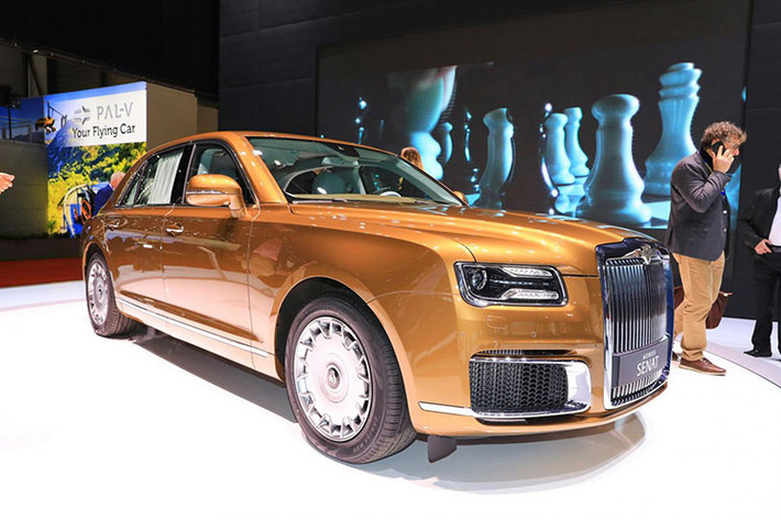 Bên dưới nắp capô của Aurus Senat là hệ thống động cơ hybrid xăng-điện với máy V8, dung tích 4,4 lít. Động cơ tăng áp này tạo ra công suất tối đa 598 mã lực và mô-men xoắn cực đại 880 Nm. Mô-tơ điện sẽ bổ sung 40 mã lực nữa. Toàn bộ sức mạnh được truyền tới cả 4 bánh thông qua hộp số tự động 9 cấp.