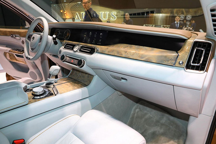 Những chi tiết đáng chú ý khác bên trong "Rolls-Royce của người Nga" bao gồm vô lăng 2 chấu bọc da, cửa gió điều hòa gợi liên tưởng đến ô tô Bentley, đồng hồ chỉ giờ dạng analogue theo đúng phong cách xe sang và điều hòa tự động 2 vùng tích hợp màn hình kỹ thuật số.