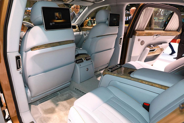 Không hổ danh là xe sang, Aurus Senat limousine và Senat sedan được trang bị cả hệ thống đèn viền LED với 8 chế độ, ghế sau có thể ngửa, ngăn làm lạnh đồ uống tích hợp và bộ ly pha lê của thương hiệu Aurus.