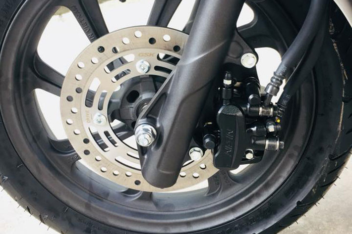 Tư thế lái xe của PCX vẫn giữ “cái chất” thoải mái vốn có của dòng xe PCX, nay được cải tiến hơn với việc kéo dài sàn để chân lên phía trước, giúp người lái có được cảm giác lái xe thoải mái hơn so với thế hệ PCX trước đây. Hệ thống phanh trước vẫn dạng đĩa đơn, sau tang trống.