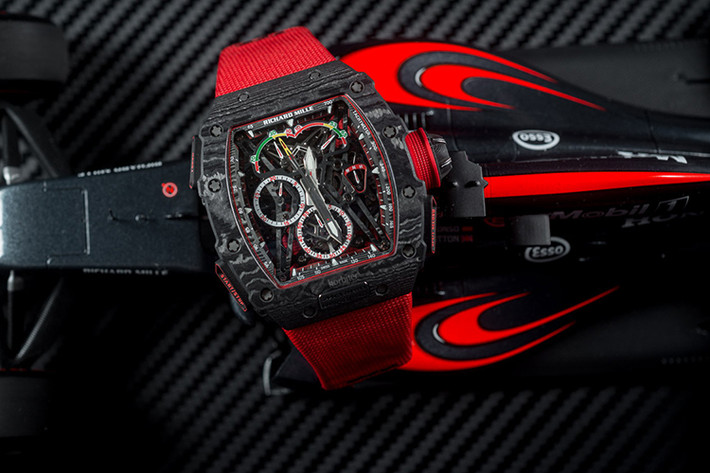 Thông thường mỗi chiếc đồng hồ của thương hiệu Richard Mille có mức giá rơi vào khoảng 100.000 USD, tuy nhiên phiên bản đặc biệt này được hãng báo giá lên tới 1 triệu USD (khoảng 23 tỷ đồng), tương đương với mức giá của siêu xe Mclaren P1 chưa bao gồm thuế, đủ để thấy giá trị phi thường của chiếc đồng hồ này.