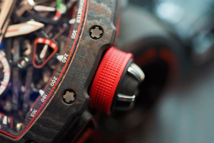 Chiếc siêu đồng hồ RM 50-03 McLaren F1 phiên bản hoàn toàn mới này được thương hiệu Richard Mille tự sản xuất hoàn toàn mà không cần sự hỗ trợ của một bên thứ 2, với các chi tiết được làm tinh xảo, chắc chắn và vô cùng tỉ mỉ, cẩn thận.