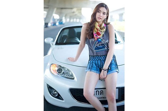 Mẫu Mazda Miata thế hệ đầu tiên xuất hiện tại triển lãm ôtô Chicago ngày 10/2/1989. Xe được trang bị động cơ 1.6L cho công suất 116 mã lực, hộp số sàn 5 cấp, hệ thống treo độc lập.