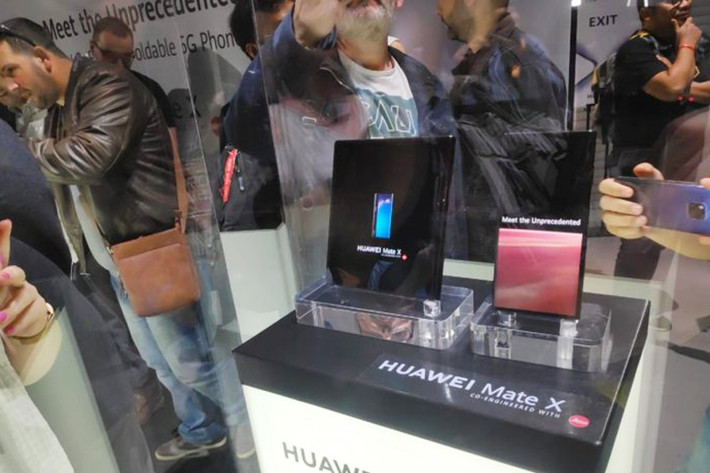 Đây là mức giá cao hơn đáng kể so với con số 2.600 USD mà Huawei từng tuyên bố trước đó. Dù chưa biết đã có ai mua thành công chiếc Mate X này hay chưa nhưng nhiều khả năng đây là một giao dịch thực sự.
