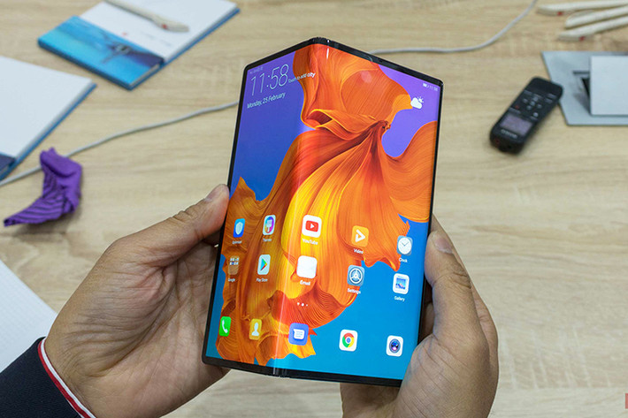 Bên trong Mate X là chip Kirin 980 kết hợp với 8GB RAM và 512GB ROM. Mate X có 4 camera được tinh chỉnh bởi Leica gồm camera chính 40MP f/1.8, camera zoom 8MP f/2.4, camera siêu rộng 16MP f/2.2 và camera ToF 3D. Mate X có cảm biến vân tay ở sườn máy, được trang bị pin 4.500mhA, hỗ trợ sạc nhanh 55W.