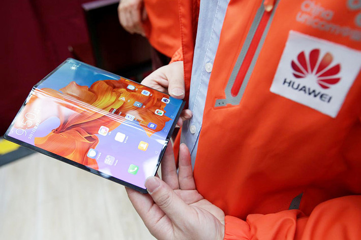 Màn hình AMOLED của Huawei Mate X khi gập lại có kích thước 6.6 inch với tỷ lệ 19.5:9 và độ phân giải Full HD+. Khi mở ra, kích thước màn hình chỉ tăng lên 8 inch nhưng không gian sử dụng tăng gấp đôi, độ phân giải 2200 x 2480 pixel. Mate X chạy Android Pie với giao diện EMUI.