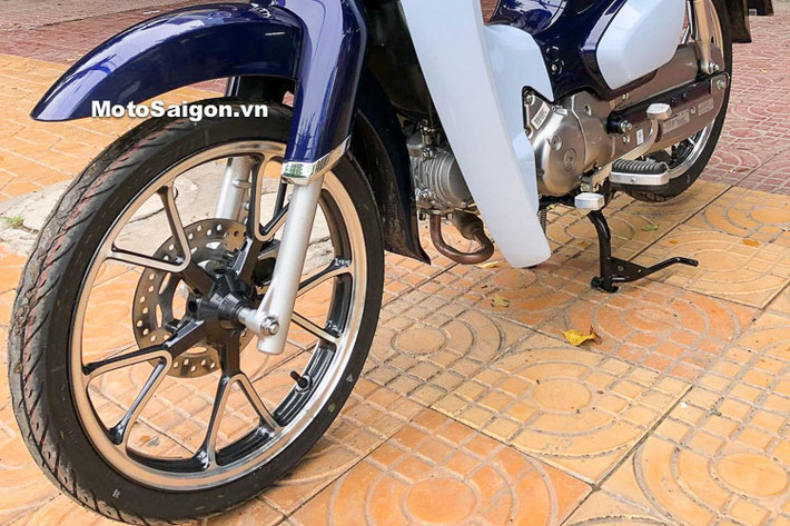 Thay vì vành nan, chiếc xe có cặp bánh bằng nhôm đúc 5 cánh kép đẹp mắt, nhưng vẫn sử dụng phanh đùm quen thuộc. Bộ giảm xóc giò gà đặc trưng của Cub đã được Honda làm mới lại để trở thành dạng up side down cao cấp, loại bỏ hoàn toàn hiện tượng bánh trước bị "rướn" lên khi phanh gấp của chiếc Cub nguyên bản đời cũ trước đây.