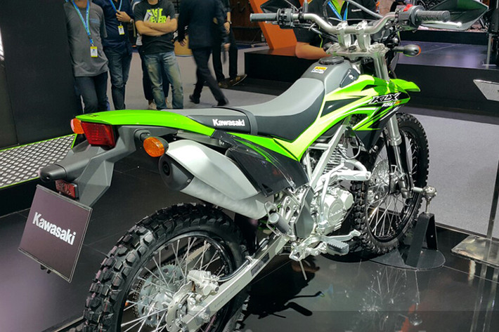 Trên các phiên bản của Kawasaki KLX 150 sở hữu bánh trước cỡ 19inch và bánh sau 16inch, lốp có gai to chuyên bám đường xấu, sử dụng kiểu bánh nan hoa giúp giảm chấn hiệu quả hơn. Cặp phuộc nhún trước loại ống lồng tiêu chuẩn cỡ 33mm với bọc cao su ruột gà ngăn cát bụi.