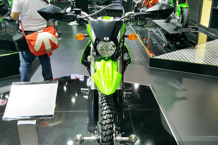 Cụ thể, tại thị trường Indonesia, phiên bản tiêu chuẩn của mẫu xe cào cào cỡ nhỏ Kawasaki KLX 150 và KLX 150BF mới vừa chính thức ra mắt đều được sơn màu xanh và đen. Bản KLX 150BF SE ra mắt với màu xanh lá cây và xanh da trời. Riêng phiên bản cao cấp nhất KLX 150BF SE Extreme được định vị màu xanh-vàng, xanh-cam.