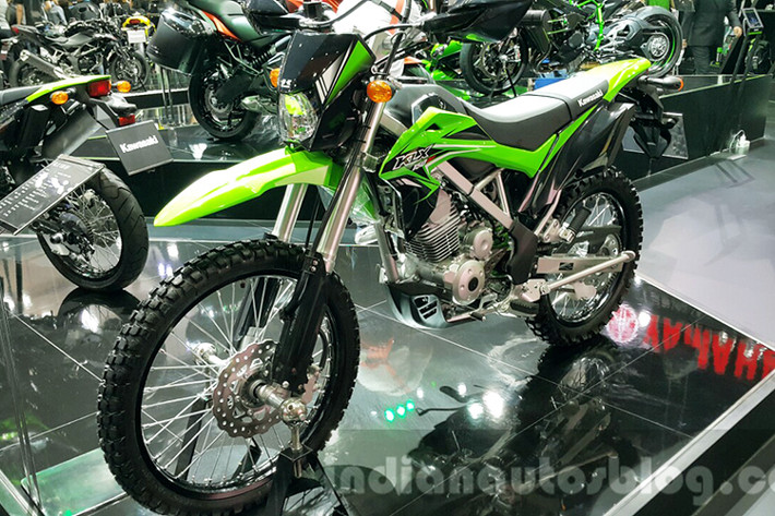 Hãng xe máy Kawasaki Nhật Bản vừa đáp ứng nhu cầu đa dạng, cũng như vừa túi tiền hơn, của các bạn trẻ ở khu vực Đông Nam Á đam mê cầm lái trên các cung đường phượt khó với mẫu xe tay côn Kawasaki KLX 150 2017, gồm 4 phiên bản kèm màu sơn và tem xe sinh động bắt mắt.