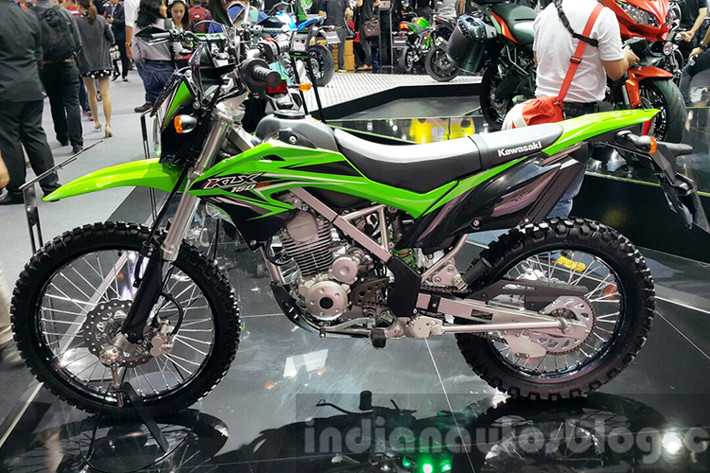 Đối với phiên bản Kawasaki KLX 150BF, xe có phuộc ngược USD cỡ 35mm cho bánh trước; bánh xe to hơn phiên bản tiêu chuẩn (bánh trước 21inch và bánh sau 18inch) giúp cho chiếc xe địa hình này có thể sử dụng đa dạng hơn trên mọi địa hình, đặc biệt là off-road.