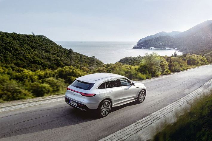 Ở chế độ Sport, EQC tăng tốc từ 0 lên 100 km/giờ chỉ mất 5,1 giây. Đáng tiếc là tốc độ tối đa của chiếc xe lại bị giới hạn khá thấp, chỉ ở mức 180 km/h. Theo chu kỳ NEDC, mẫu crossover điện của Mercedes có phạm vi hoạt động từ 445 - 471 km trên mỗi lần sạc.