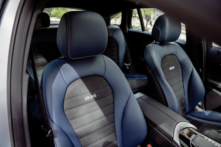 Ngoài thiết kế mới, Mercedes-Benz EQC 400 4Matic 2020 sở hữu khoang cabin đầy công nghệ giống như các mẫu xe hiện đại của thương hiệu, nổi bật là hệ thống thông tin giải trí MBUX tiêu chuẩn với màn hình kép đều rộng 10,25 inch, tích hợp trí thông minh nhân tạo AI, ra lệnh bằng giọng nói, chỉ đường và nhiều tính năng tiên tiến khác.