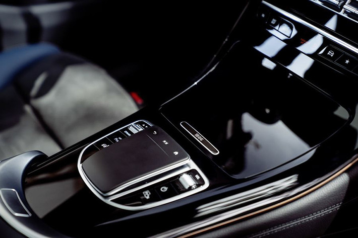 Ngoài các trang bị tiêu chuẩn, hãng xe Đức cung cấp thêm khá nhiều tùy chọn cho EQC, ví dụ như Driving Assistance Package 2.297 Euro (59,5 triệu đồng) để bổ sung các tính năng an toàn, gói ngoại thất AMG Line giá 1.607 Euro (khoảng 41,6 triệu đồng) tăng cường thẩm mỹ cho xe hay gói nội thất AMG Line có giá 1.083 Euro (khoảng 28 triệu đồng).