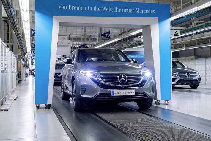 Cụ thể xe điện Mercedes-Benz EQC 400 4Matic mới có giá bán rẻ hơn 8.619 Euro (tương đương khoảng 223 triệu đồng) so với với Audi E-Tron chạy điện mới, và với giá thực dưới 60.000 Euro (khoảng 1,55 tỷ đồng), mẫu EQC có đủ điều kiện để nhận ưu đãi về môi trường tại Đức.