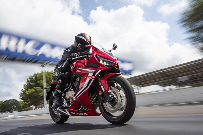 Cuối cùng là Honda CBR650R, mẫu Sport bike mới thay thế cho Honda CBR650F hiện tại. Theo Honda, CBR650R sẽ có thiết kế ngoại hình giống với người anh em CBR500R, khung xe vẫn giống với CBR650F nhưng đã được cải tiến nhằm giảm trọng lượng. Các trang bị như hệ thống treo, đèn pha của xe cũng cao cấp hơn so với phiên bản cũ.