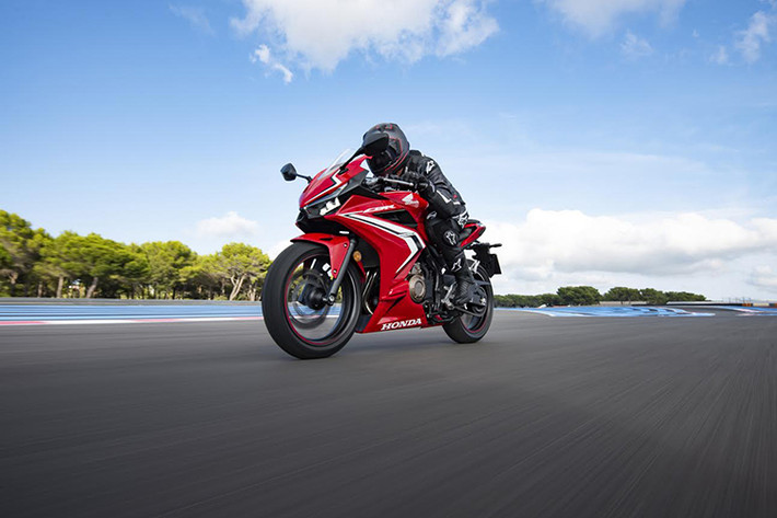 Honda CBR500R dù đã có mặt trên thị trường thế giới từ năm 2013 nhưng phải đến thời điểm hiện tại Honda mới tiến hành phân phối chính hãng tại Việt Nam. Xe thừa hưởng thiết kế của mẫu Honda CBR1000RR với phong cách thể thao hiện đại. Các trang bị đáng chú ý trên xe gồm đèn hazard, phanh ABS kênh đôi và chìa khóa H.I.S.S.