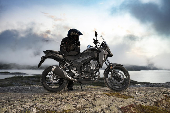 Ngoài ra, giảm xóc sau cũng được tăng kích thước lên 17 mm. Về thiết kế, Honda CB500X 2019 được làm mới phần ống xả cho cái nhìn phóng khoáng hơn, bộ vành đúc với kích thước 17 inch cho bánh sau và 19 inch cho bánh trước kèm phanh ABS. Thêm vào đó còn là kính chắn gió mới và đồng hồ công-tơ-mét dạng màn hình LCD hiện đại.