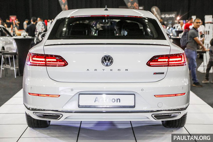 Sở hữu ngôn ngữ thiết kế quen thuộc của Volkswagen nhưng so với các dòng xe khác của hãng, Arteon nổi bật và quyến rũ hơn nhiều. Điểm nhấn độc đáo nhất của chiếc xe là cụm lưới tản nhiệt nhập làm một với đèn pha trước, với các chóa pha LED được ngăn với nhau bởi các nan lưới tản nhiệt.