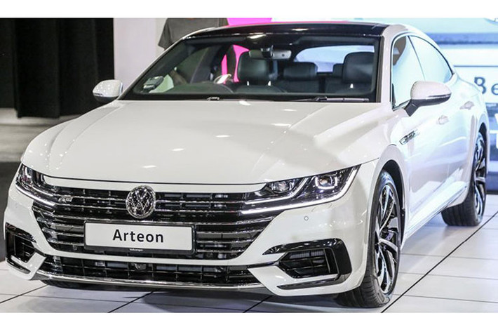 Những chiếc Arteon trưng bày được mang đến từ đất nước láng giềng Singapore, chính vì thế những trang bị trên xe sẽ khác với phiên bản tại thị trường Malaysia sau khi xe được bán ra. Mẫu xe Volkswagen Arteon 2019 được định vị cao hơn Passat và đi kèm với giá bán cao hơn.