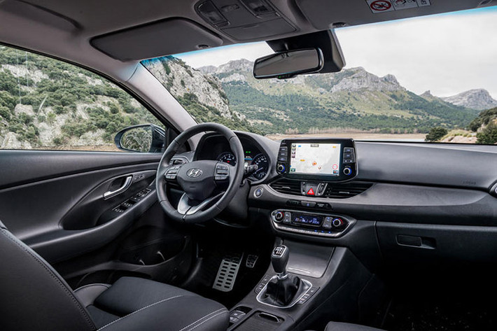 Ở bên trong cabin, i30 Fastback không có sự thay đổi về thiết kế so với bản hatchback. Nội thất của chiếc xe cũng được thiết kế hoàn toàn khác biệt so với những dòng xe của hãng Hyundai gần đây, đơn giản nhưng thanh lịch và hiện đại hơn. Mọi phiên bản đều được trang bị màn hình cảm ứng 5 inch, camera lùi và kết nối điện thoại...