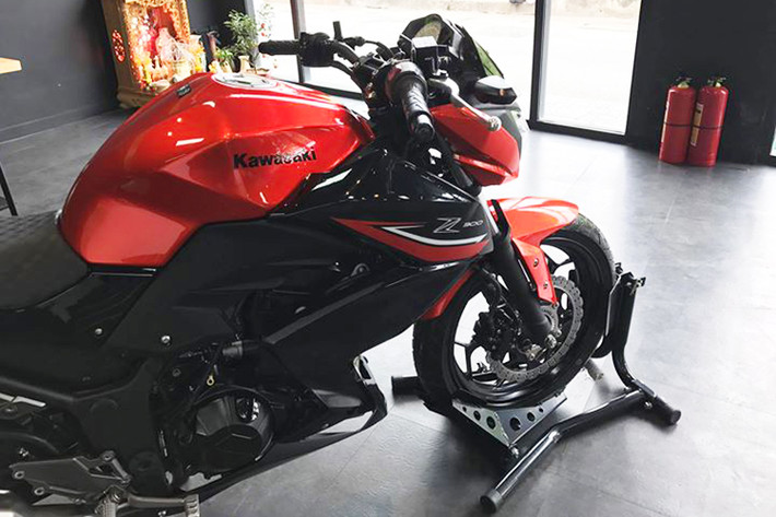 Chiếc naked-bike 300 phân khối trang bị cặp phuộc trước dạng ống lồng đường kính 37 mm, giảm xóc Bottom-Link Uni-Trak dạng đơn phía sau. Xe được trang bị phanh đĩa đơn trước với đường kính 290 mm và sau với đường kính 220 mm, điểm mạnh của Z300 tại thị trường Việt Nam là được trang bị hệ thống chống bó cứng phanh ABS.