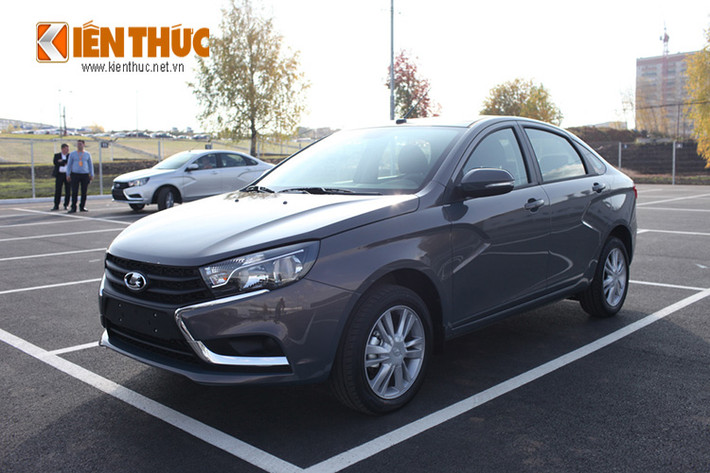Lada Vesta sẽ được bán ra với hai phiên bản, số sàn có giá 495.000 rúp tương đương 156 triệu đồng và bản hộp số CVT có giá 600.000 rúp tương đương 200 triệu đồng.