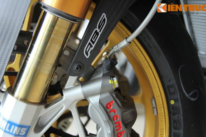 Xe sở hữu phanh trước và sau chắc chắn có sự hiện diện của Brembo và đặc biệt không thể thiếu hệ thống chống bó cứng ABS.