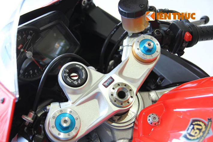 Cụm tay lái gẫy trên Aprilia RSV4 RR 2015 được thiết kế dành riêng cho những mẫu sport-bike.
