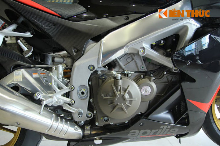 Aprilia RSV4 RR sử dụng động cơ V4 có dung tích 999,6cc, động cơ làm mát bằng dung dịch. Xe đạt công suất lên đến 201hp mạnh hơn 17 mã lực so với thế hệ trước.
