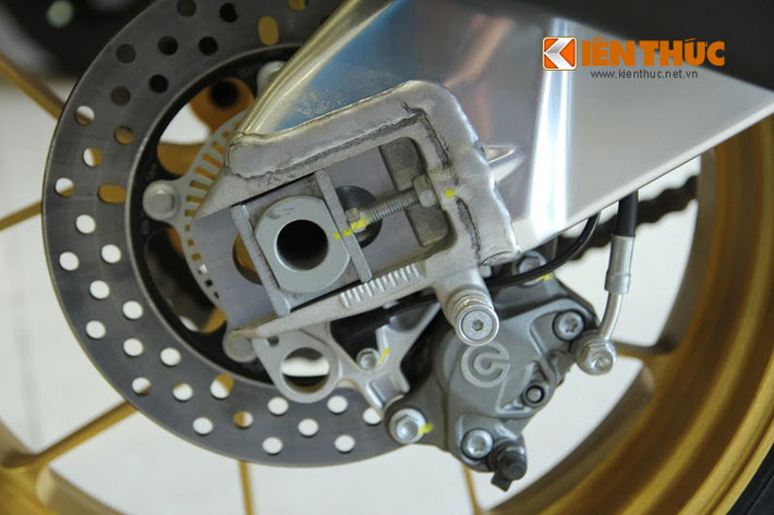 Nổi bật thân xe chính là khung sườn xe bằng hợp kim nhôm nằm lộ ra bên dàn áo, thiết kế này đóng góp thêm vào tính thẩm mỹ cho xe.