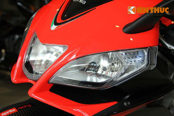 Cụm đèn pha 3 bóng cùng thiết kế tối ưu hóa tính khí động học ở phần đầu xe Aprilia RSV4 RR 2015.