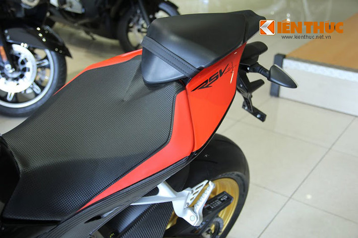 Aprilia RSV4 RR 2015 sở hữu bộ yên rời màu đen với phần người điều khiển lớn, đặc trưng của những mẫu Sport-bike.