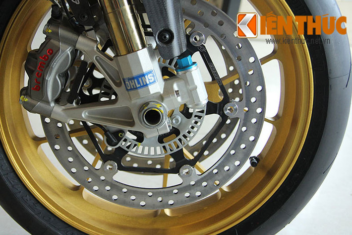 Giảm xóc trước dạng hành trình ngược và giảm xóc sau dạng lò xo đến từ thương hiệu Ohlins.