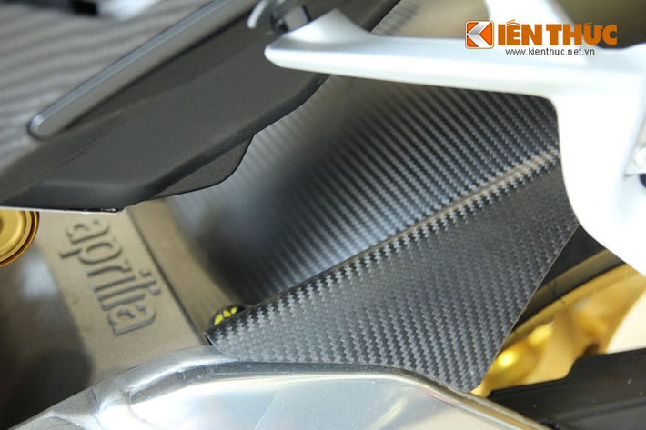 Vè trước và sau của mẫu xe này đều được sử dụng sợi carbon để thiết kế.