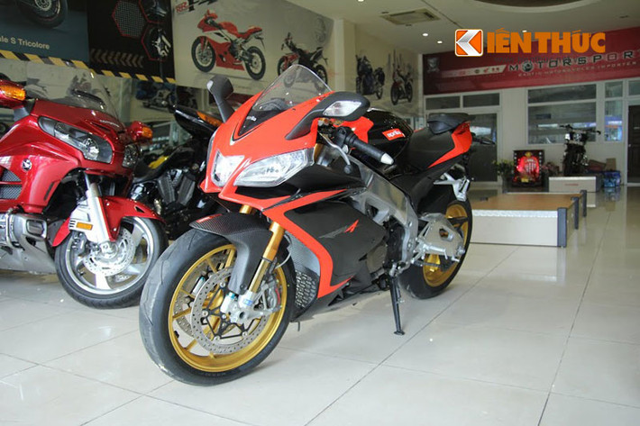 Vừa qua, một showroom xe phân khối lớn tại TP HCM đã âm thầm nhập tịch chiếc Sport-bike nổi tiếng của Ý – Aprilia RSV4 RR 2015.