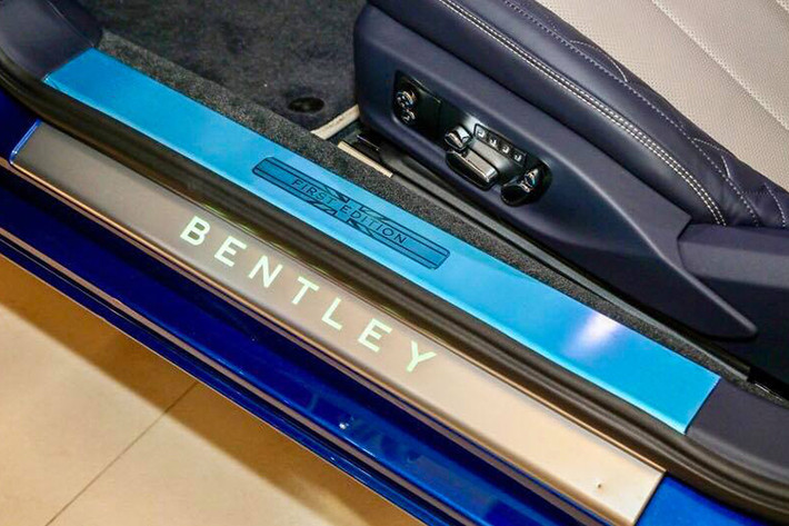 Bên trong nội thất của mẫu xe siêu sang Bentley Continental GT First Edition 2018 có nhiều chi tiết được khâu hình quả trám và chỉ khâu tương phản. Bentley cung cấp đến 4 loại gỗ ốp cho nội thất của Continental GT First Edition 2018 như Dark Stained Madrona, Dark Fiddleback Eucalyptus, Tamo Ash và Liquid Amber.