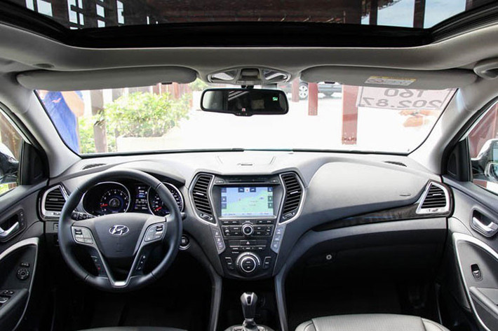 Nội thất của Hyundai SantaFe mới có không gian rộng rãi được giữ nguyên, với các nút điều khiển được bố trí để người lái và hành khách có thể dễ dàng thao tác. Khách hàng có thể lựa chọn 2 màu nội thất cho xe là màu Xám hoặc màu Be. Hệ thống thông tin giải trí trên xe với màn hình DVD 8 inch tích hợp camera lùi cùng bản đồ dẫn đường chính hãng...