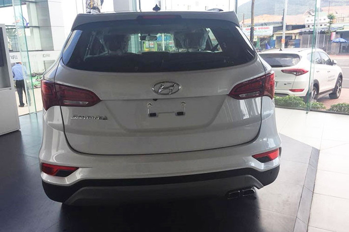 Mẫu xe Hyundai SantaFe 2018 phiên bản lắp ráp tại thị trường Việt Nam được trang bị hệ dẫn động 2WD cho phiên bản tiêu chuẩn và dẫn động 4 bánh 4WD cho phiên bản đặc biệt. Bên cạnh đó 2 phiên bản máy xăng và máy dầu cũng có những cải tiến về động cơ để tăng hiệu suất.