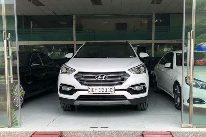 Ngày 22/8 vừa qua, một người mua xe Hyundai Santafe mới bản máy xăng tại đại lý chính hãng ở Hà Nội đã bất ngờ bốc trúng biển số 30F-33.333. Đây là biển "ngũ quý 3" đầu biển 30 thứ đầu tại thủ đô. Trước đó cũng có một chiếc Santa Fe tương tự bốc trúng biển "ngũ quý 2" cũng đầu 30F.