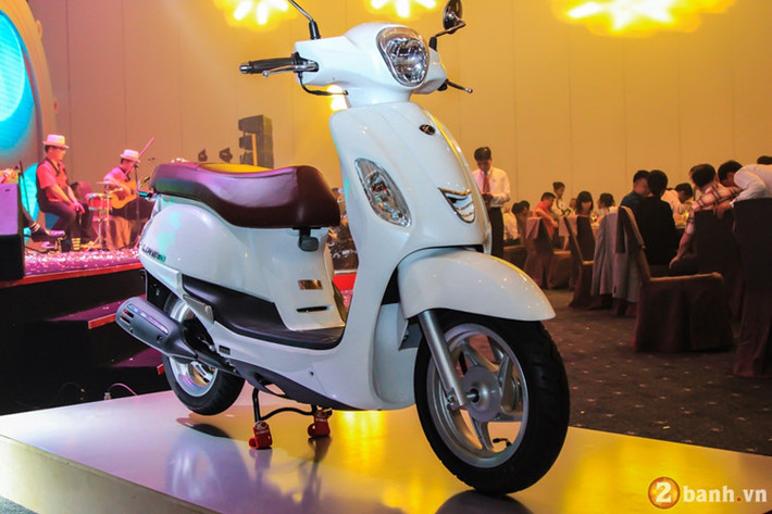 Hãng xe máy Kymco định giá mẫu xe tay ga cỡ nhỏ này ở mức 23,4 triệu đồng tại thị trường Việt Nam đi kèm hai màu trắng và đỏ cá tính.