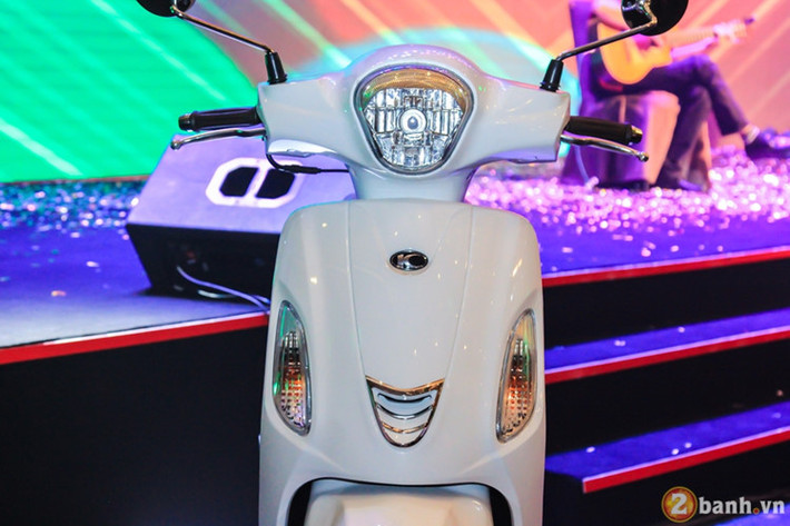 Ở phần đầu, hãng xe máy Kymco thiết kế cho xe cụm đèn pha nhỏ gọn với bóng Halogen. Mặt nạ trước tổng thể vuông nhưng lại được bo tròn ở các cạnh, tạo các đường gân cong, mềm mại cho chiếc xe dành cho Nữ giới. Xi nhan tách rời nằm ở dưới mặt nạ, vị trí trung tâm là khe hút gió.