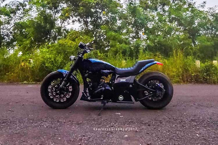 Chiếc xe môtô giá rẻ Royal Enfield Thunderbird 350 trong bài viết này là bản độ độc đáo dành cho cho các tín đồ cuả đạo Hindu Nataraja tại Ấn Độ. Nó được thiết kế không chỉ là một tàu tuần dương thực tế mà còn là một bức tranh đa năng khi được độ lại cho người chơi.