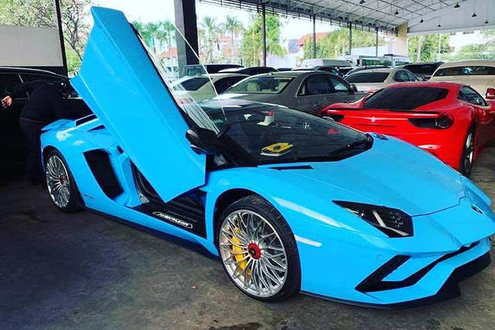 Không chỉ có bộ sưu tập siêu xe đáng ngưỡng mộ, các đại gia Campuchia còn đi đầu trong 3 nước Đông Dương về việc tậu siêu xe. Sau McLaren 720S, Aston Martin DB11, giới nhà giàu tại vương quốc xứ sở chùa tháp mới đưa về mẫu xe Lamborghini Aventador S LP740-4 mui trần.
