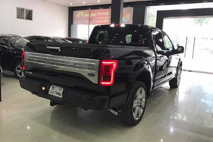 F-150 Limited được trang bị động cơ Ecoboost V6 3.5L tăng áp kép công suất tối đa 375 mã lực và mô-men xoắn cực đại 637Nm, đặc biệt đi cùng hộp số tự động 10 cấp. Mức tiêu thụ nhiên liệu là 16,5 lít trong phố, 10,7 lít đường cao tốc và khoảng 13,2 lít cho đường hỗn hợp.