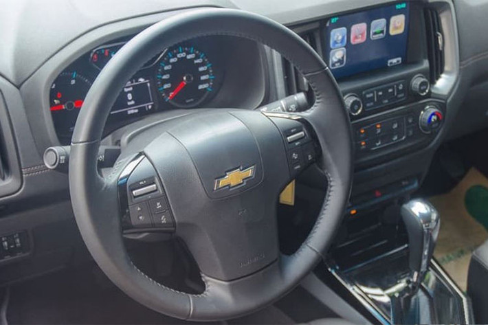 Các tính năng khác trên mẫu xe bán tải Chevrolet Colorado mới gồm bảng đồng hồ điện tử, hệ thống định vị, nhận dạng giọng nói, theo dõi áp suất lốp, cảm biến gạt mưa, đèn pha tự động, camera lùi, cảm biến đỗ xe, khởi động máy từ xa... trên các bản cao cấp như LTZ hay High Country.