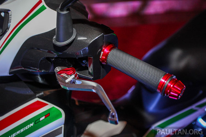 Benelli RFS150i LE 2019 sở hữu cặp tay côn, tay phanh có thể điều chỉnh, hệ thống treo trước là phuộc hành trình ngược, hệ thống treo sau là giảm xóc lò xo trụ đơn mang thương hiệu Kayaba, vành xe có decal trắng nổi bật. Cả bánh trước và sau đều được trang bị phanh đĩa đơn với kích thước lần lượt là 240mm và 220mm.