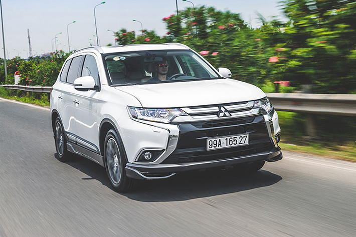 Mẫu SUV Mitsubishi Outlander đang được trình giảm giá gần 52 triệu đồng. Theo đó, giá bán mới của Outlander là 807,5 triệu đồng đối với phiên bản 2.0 CVT (giá cũ 823 triệu đồng); bản 2.0 CVT Premium giá 908,5 triệu đồng (giá cũ 942 triệu đồng). Phiên bản cao cấp nhất là 2.4 CVT Preium có giá bán trong tháng 3/2019 là 1,0485 tỷ đồng (giá cũ 1,1 tỷ đồng).
